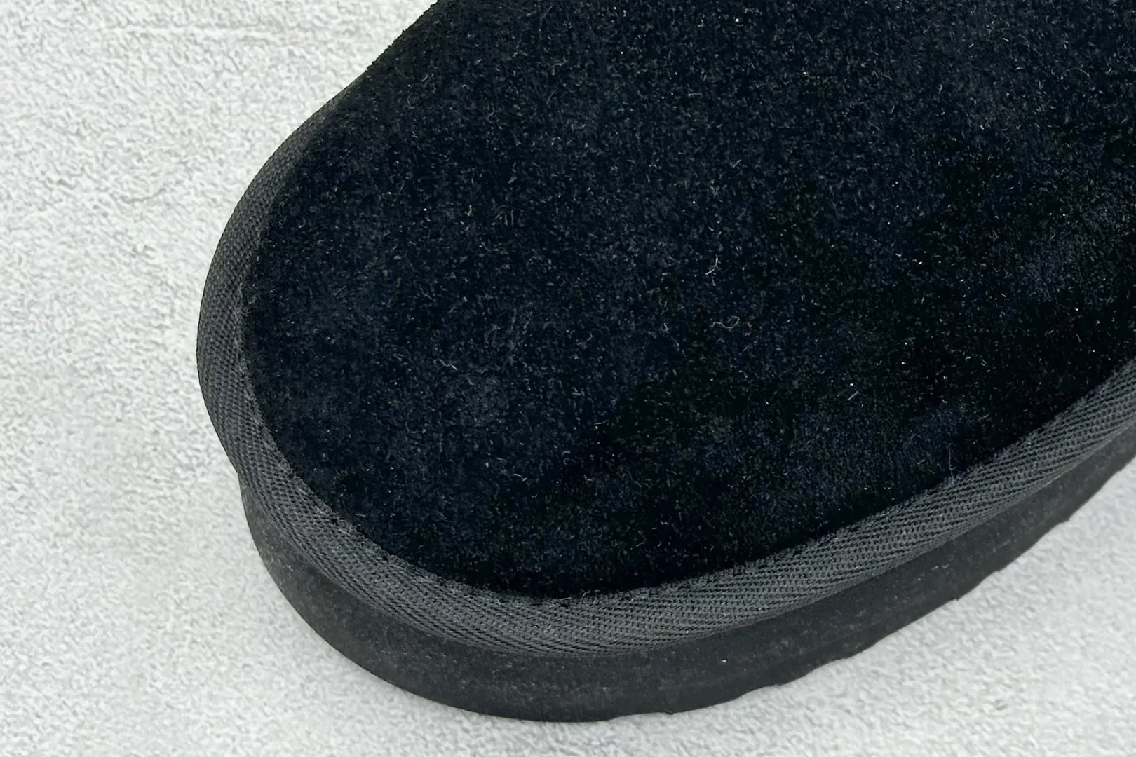🐲💰 520 supports stores. The top version on the market UGG Mini thick-soled short tube 5cm. Xiaohongshu's hot model. Produced by a major foreign trade factory in Guangzhou. The toe box and the insole are all made of genuine sheep fur. Independent outer box packaging. Chip. With waterproof technology. Different from any version on the market. 5cm thick sole. Independent original development of outsole. Cashmere insole. It is a very suitable choice for going out in winter and at home. In the new year, uug has launched a style series, which is partially biased towards the preferences of young consumers. It has also moved to the forefront of fashion trends. Shoe body material: water-repellent coated suede upper, 17 mm UGGPURE™ implanted wool insole, lightweight non-slip comfortable rubber outsole, brand LOGO trademark, complete package, item number: 1135092, size: 35 36 37 38 39 40